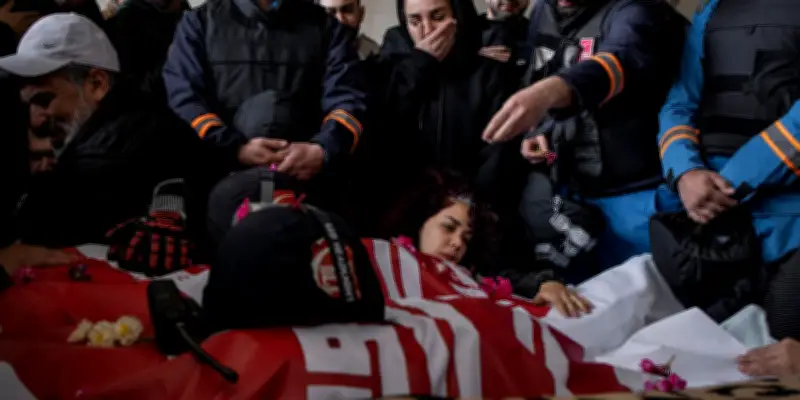 À Nabatiye, au Liban-Sud, la vie s'arrête, seuls les secours osent sortir