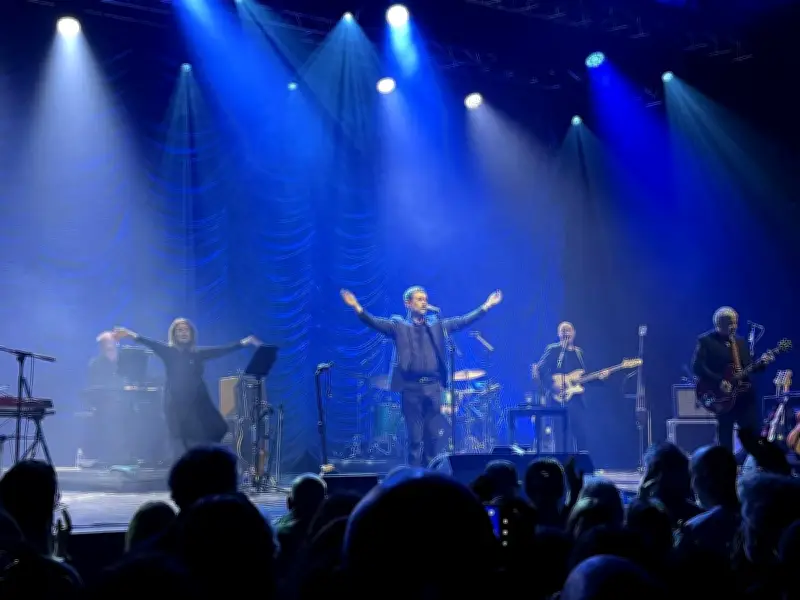 Neil Hannon, l'éternel jeune homme du rock baroque, enchante Cenon