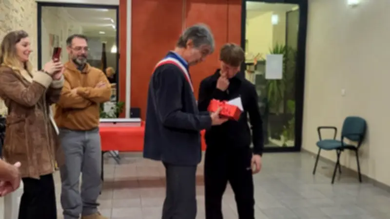 Neuf nouveaux électeurs reçoivent leur carte à Montaren-et-Saint-Médiers