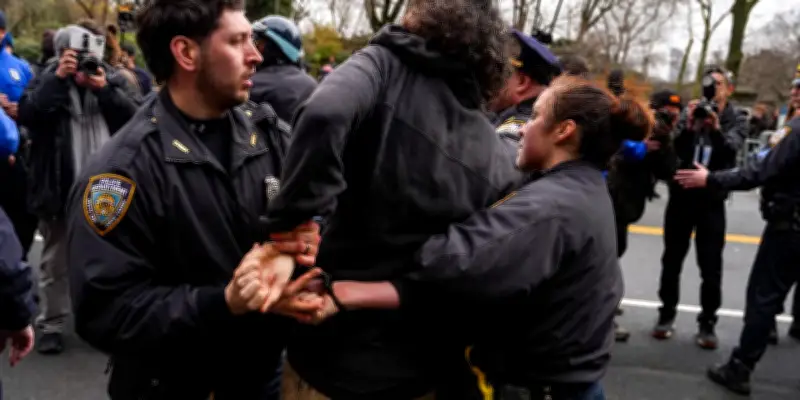 New York : enquête antiterroriste après des jets d'engins fumigènes lors d'une manifestation anti-islam