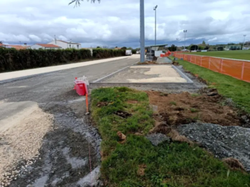 Nieul-sur-Mer aménage son stade pour 64 places et sécurité avant le passage de beIN Sports