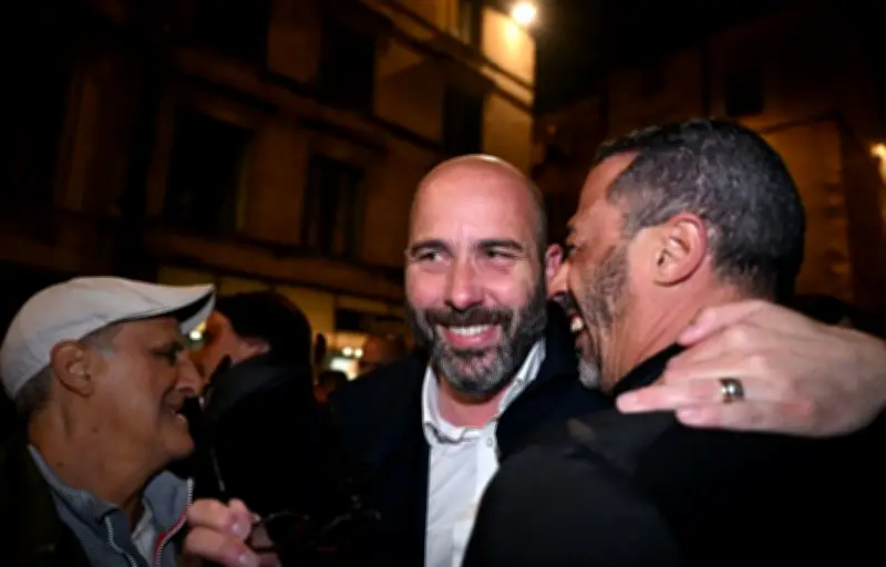 Nîmes bascule à gauche : un professeur communiste remporte la mairie face au RN