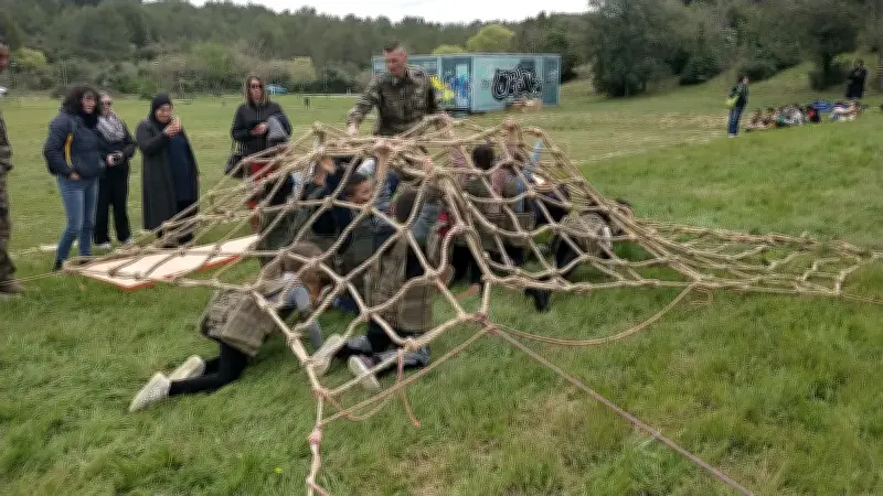 Nîmes : Des écoliers découvrent l'armée via un parcours sportif adapté
