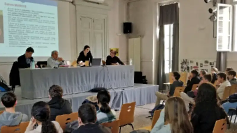 Nîmes : des témoins de la guerre d'Algérie partagent leur histoire avec des collégiens