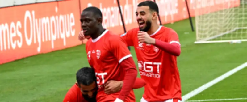 Nîmes Olympique en tête du National 2 : une victoire record et un contexte politique communiste