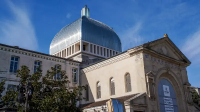 Nîmes Université inaugure le site Hoche le 20 janvier après la pose du dôme monumental