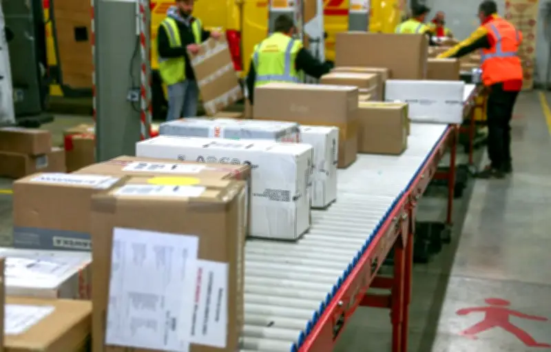 Nouvelle taxe de 2 euros sur les petits colis chinois pour freiner la fast-fashion