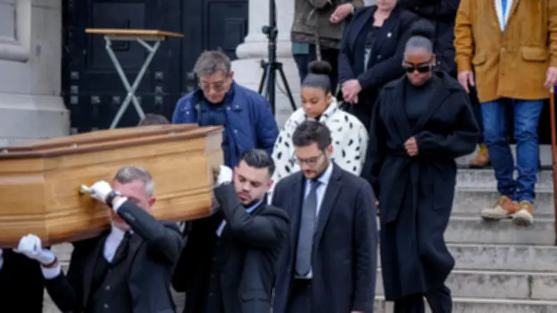 Obsèques d'Isabelle Mergault : Ruquier, Bravo et Duléry parmi les proches au Père Lachaise