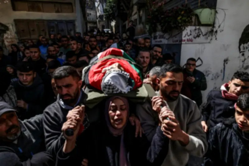 Obsèques émouvantes d'un adolescent palestinien tué par l'armée israélienne en Cisjordanie