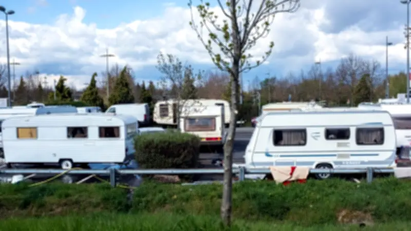 Occitanie : une école fermée après l'installation illégale de 200 caravanes dans sa cour