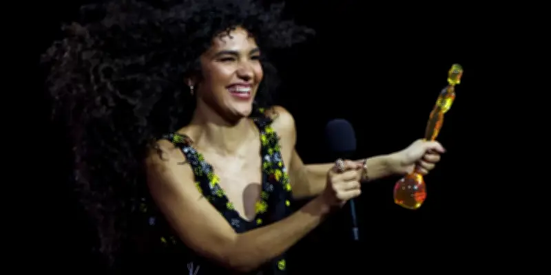 Olivia Dean triomphe aux Brit Awards avec quatre prix prestigieux