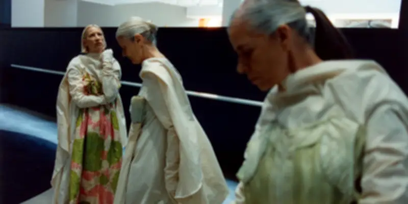 Olivier Saillard célèbre la mémoire affective des vêtements à la Fondation Cartier