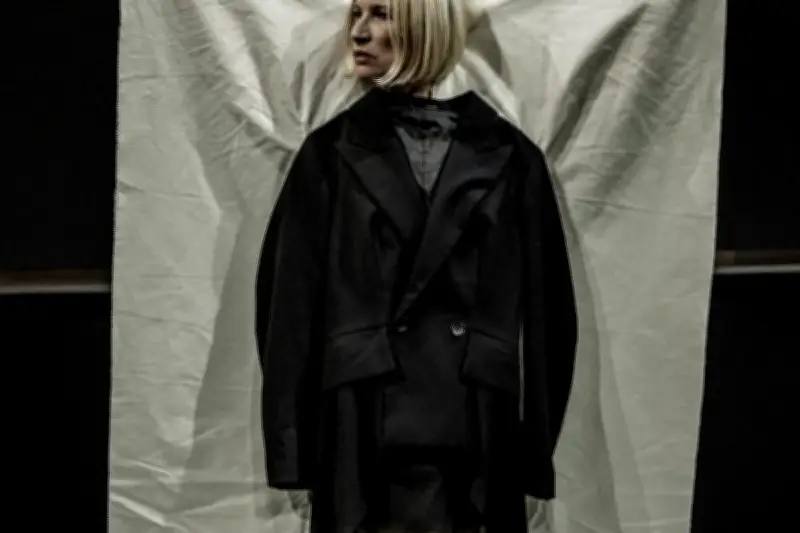 Olivier Saillard transforme les vêtements du quotidien en œuvres d'art à la Fondation Cartier