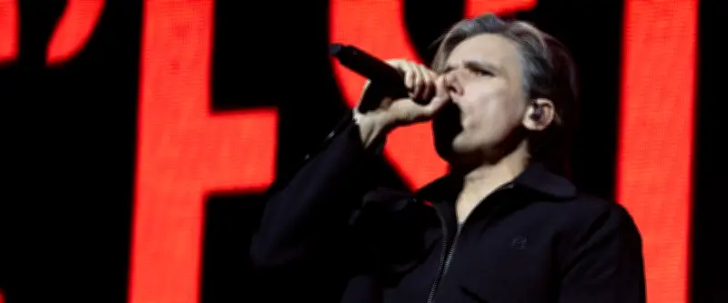 Orelsan rend hommage à Alexandre Mendy en portant son maillot lors d'un concert à Montpellier