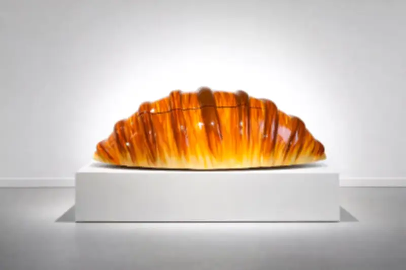 Paa Joe, artiste ghanéen, règle ses bières avec ses œuvres à Paris