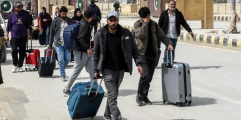 Pakistan : colère après la mort de Khamenei, Islamabad pris entre Washington et Téhéran