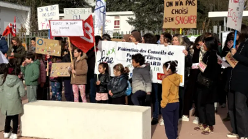 Parents d'élèves bloquent l'école Jules-Ferry à Bagnols-sur-Cèze pour dénoncer le manque de réponses