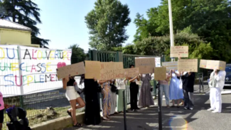 Parents d'élèves mobilisés aux prés Saint-Jean contre la surcharge des classes