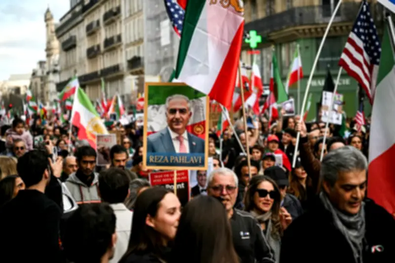 Paris : des milliers de manifestants pro et anti-régime iranien après la mort de Khamenei