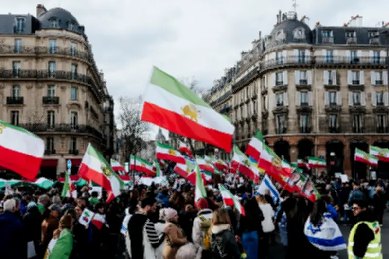 À Paris, des milliers manifestent contre la République islamique d'Iran