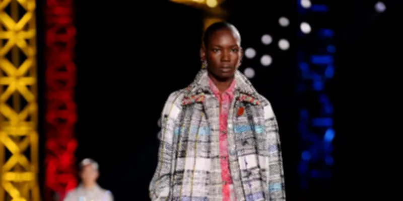 Paris Fashion Week : Céline et Chanel réinventent le vestiaire bourgeois