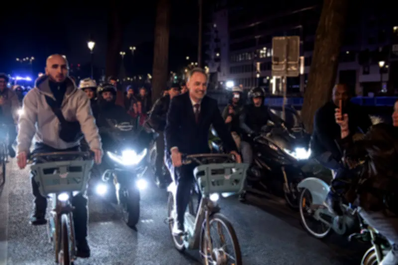 Paris : le parcours en vélo d'Emmanuel Grégoire révèle une capitale fracturée