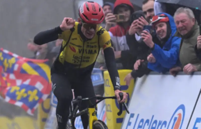 Paris-Nice 2026 : Jonas Vingegaard s'impose dans le déluge et prend le Maillot Jaune
