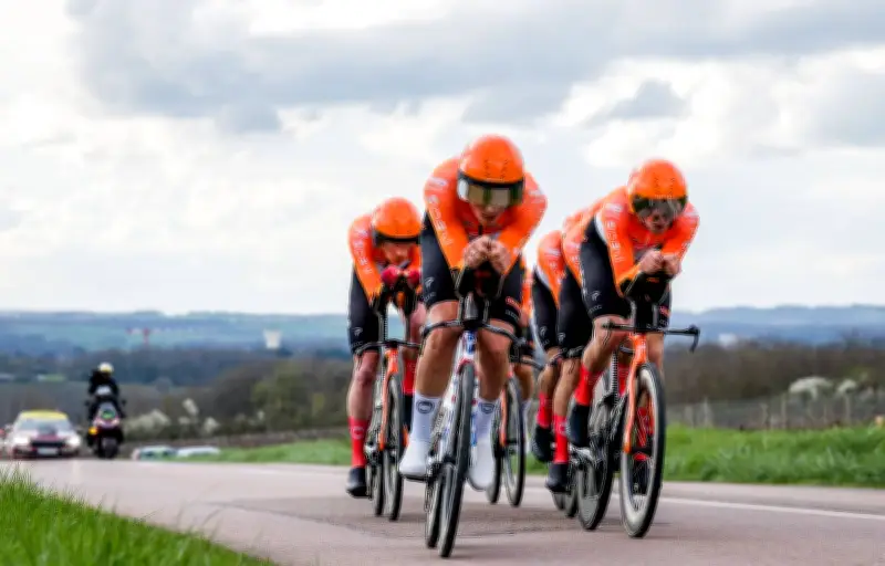 Paris-Nice 2026 : Juan Ayuso en jaune après le contre-la-montre par équipes