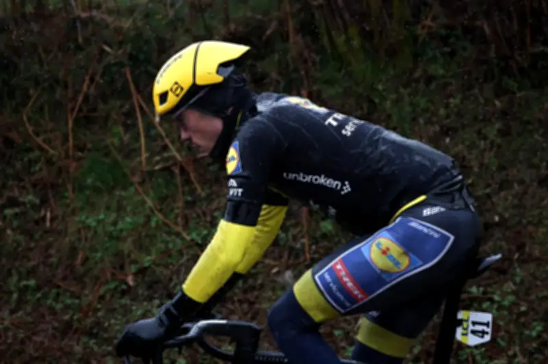 Paris-Nice : le leader Juan Ayuso abandonne après une chute sous la pluie