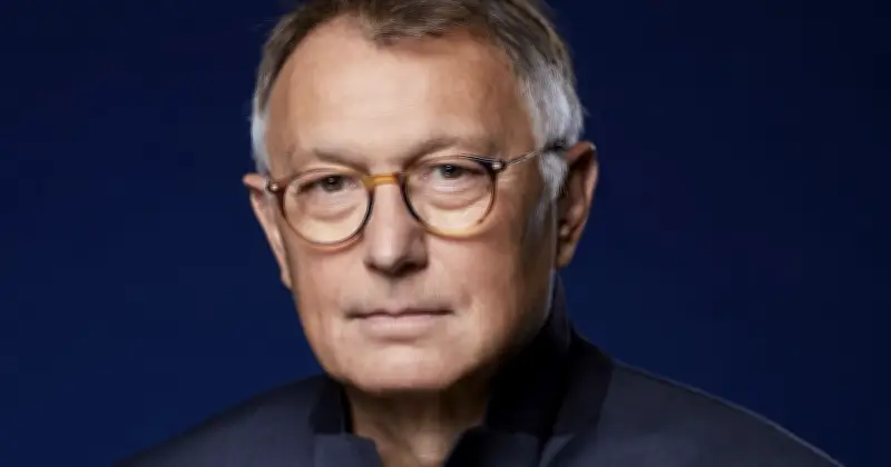 Patrick Besson : l'écrivain prolifique qui défie le temps avec humour et légèreté