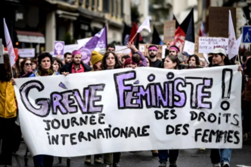 À Pau, plus de 400 manifestants dénoncent les féminicides et appellent à barrer la route au RN