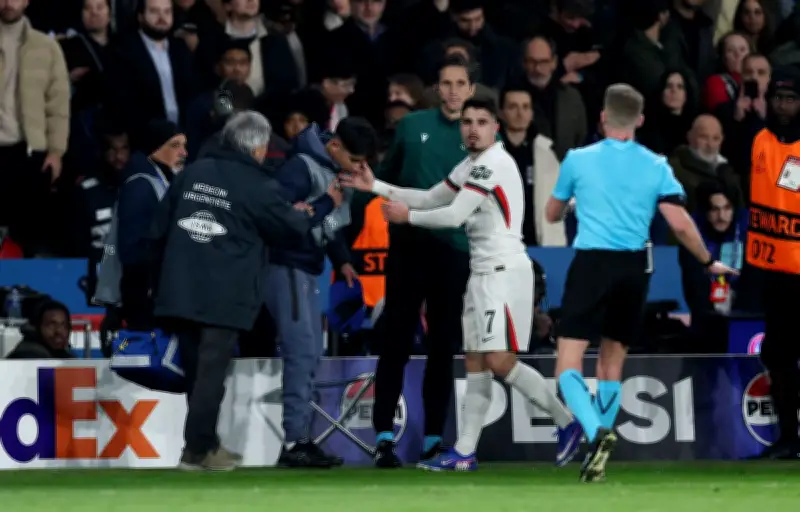 Pedro Neto s'emporte contre un ramasseur de balles après la déroute de Chelsea