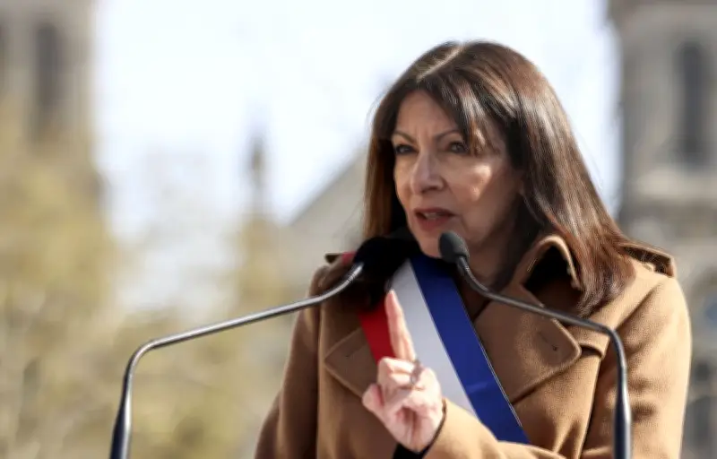 Perquisition à la Mairie de Paris sur le marché de la commémoration du 13-Novembre