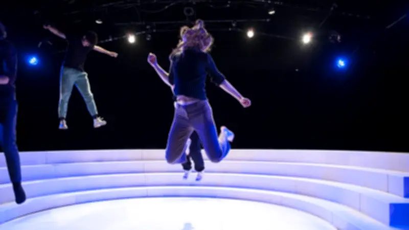 « Personne n’est ensemble sauf moi » : un spectacle qui réinvente le regard sur la différence au théâtre de Mende