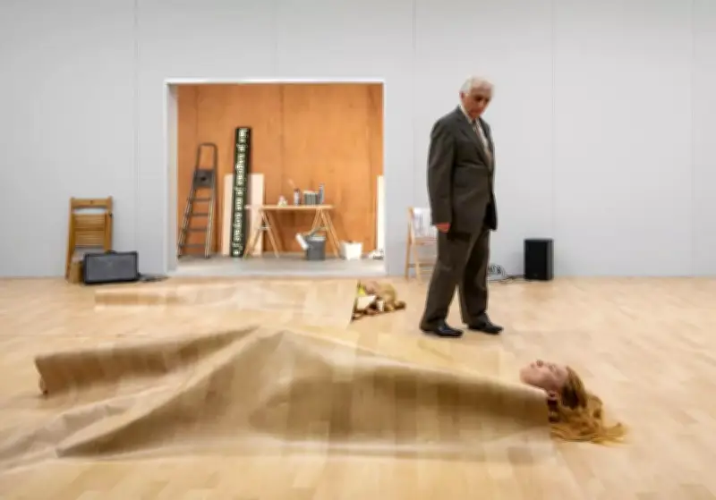 Philippe Quesne réinvente l'art avec 'Le Paradoxe de John' au TNBA