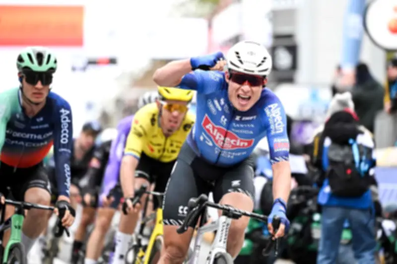 Philipsen triomphe à Gand-Wevelgem après l'échappée ratée de Van Aert et Van der Poel