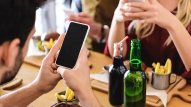 Phubbing : comment l'addiction au smartphone détruit nos relations sociales