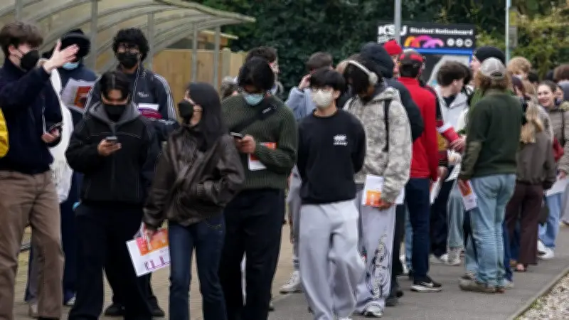 Épidémie de méringite en Angleterre : 34 cas et 2 décès, une crise sanitaire sans précédent
