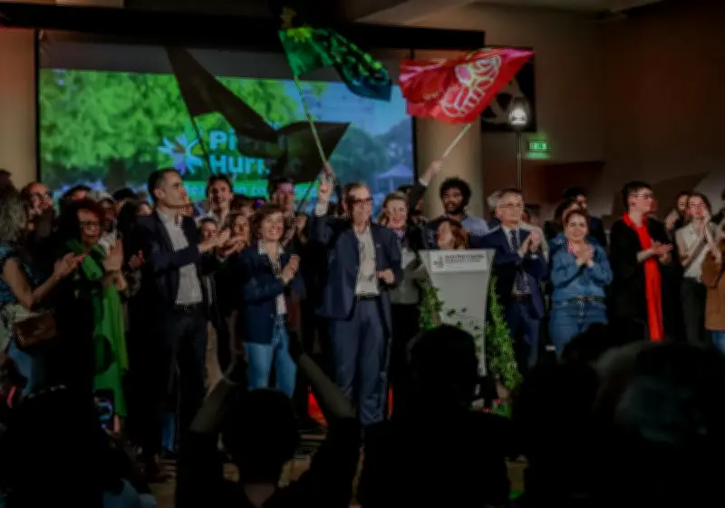 Pierre Hurmic galvanise la gauche à Bordeaux lors d'un dernier meeting électoral tonitruant