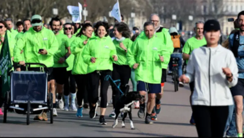 Pierre Hurmic mène un running militant à Bordeaux pour une campagne sportive et écologique
