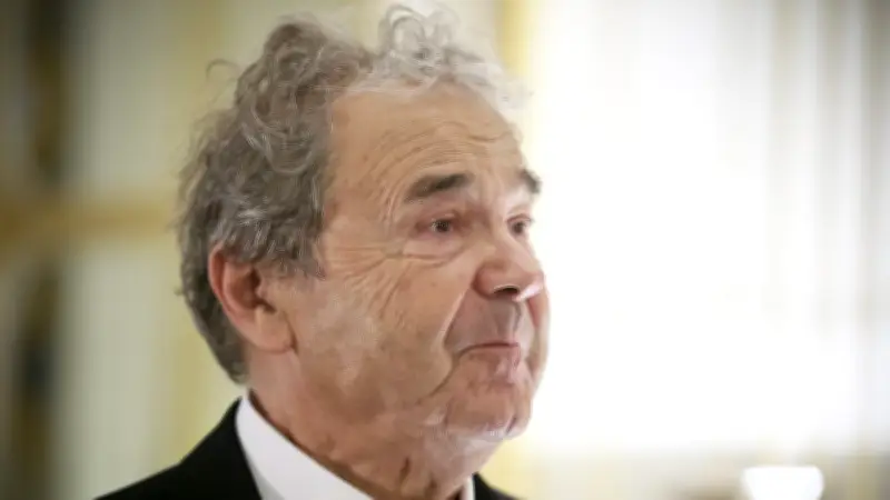 Pierre Perret, 91 ans, dénonce la guerre et critique le service militaire