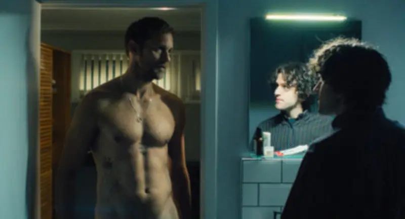 Pillion, une romance BDSM avec Alexander Skarsgård où l'amour se joue à coups de cravache