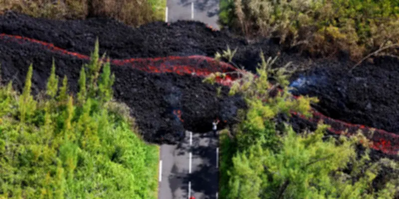 Piton de la Fournaise : des coulées de lave bloquent une route nationale à La Réunion