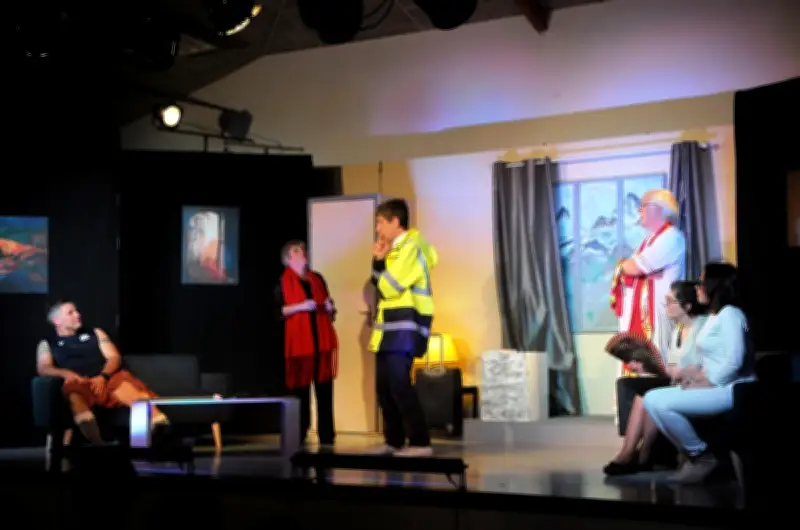 Plus de 200 spectateurs pour la comédie « La Sœur du Grec » à Lacapelle-Biron