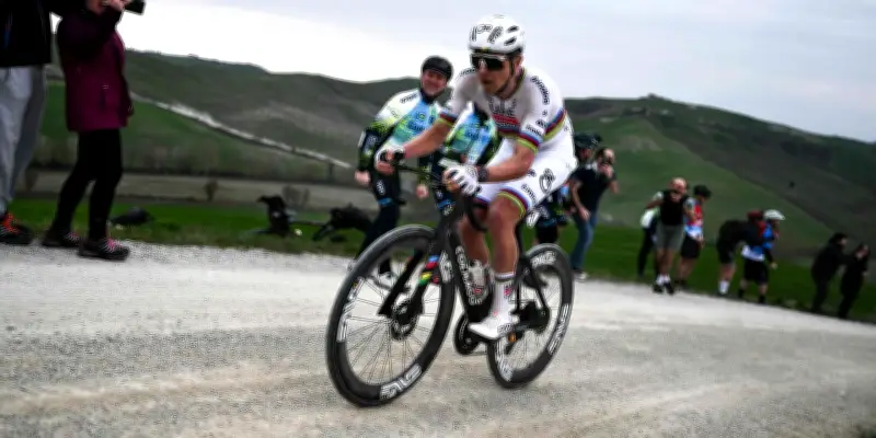 Pogacar entre dans l'histoire des Strade Bianche avec une quatrième victoire