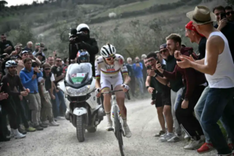 Pogacar favori des Strade Bianche, le jeune Français Paul Seixas rêve de trouble-fête