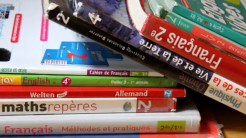 Polémique sur un manuel scolaire : l'auteur qui a qualifié les victimes du 7 octobre de "colons juifs" identifié