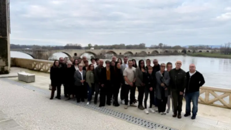 Pont-Saint-Esprit : Aurélie Delwarte présente une liste divers droite avec des membres du RN