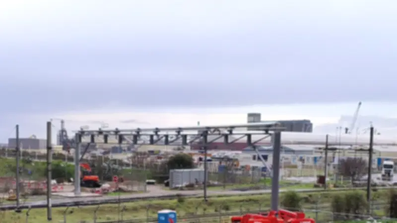 Port de Sète : un portique énigmatique installé pour acheminer l'eau recyclée vers l'usine Saipol