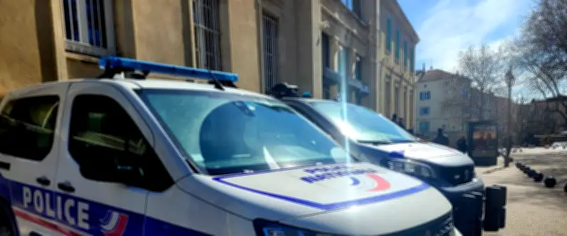 Pour une dette de drogue, deux jeunes collent une arme factice sur la joue d'un père de famille